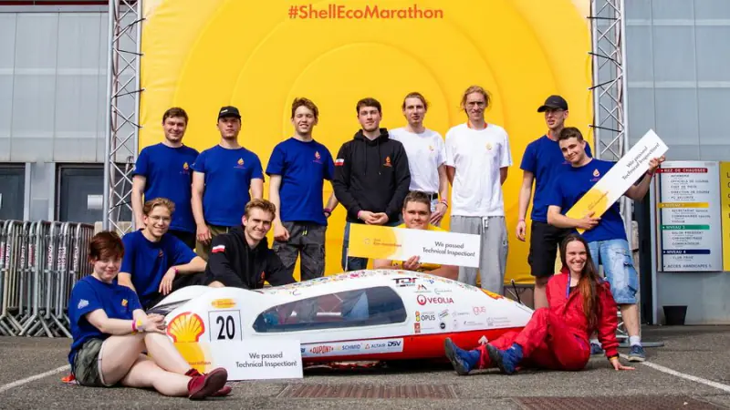Koło naukowe przy bolidzie na zawodach Shell Eco-marathon