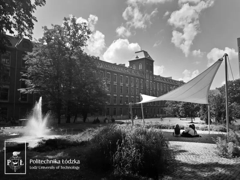 Kampus B Politechniki Łódzkiej – zabytkowy budynek fabryczny, fontanna i żagiel nad dziedzińcem