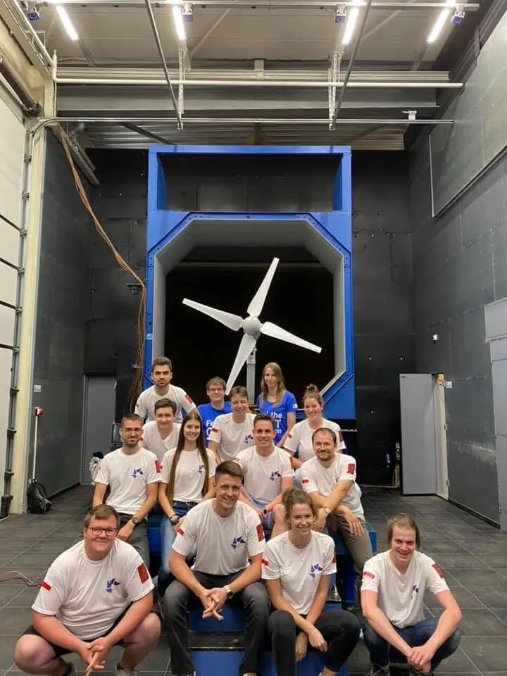 Członkowie koła naukowego przed tunelem aerodynamicznym